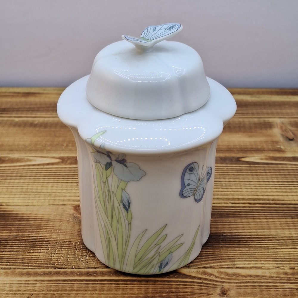Otagiri Grand Iris Small Baby Blue Ginger Jar with butterfly‎ on Lid